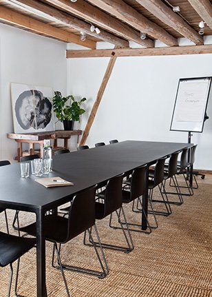 Møtebord på Krosser Høyloftet for kurs og konferanser
